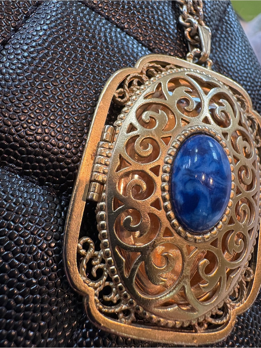 Vintage Avon 1973 Gold Filigree Pendant Photo Locket Necklace with Blue Cabochon - Picture 8 of 8